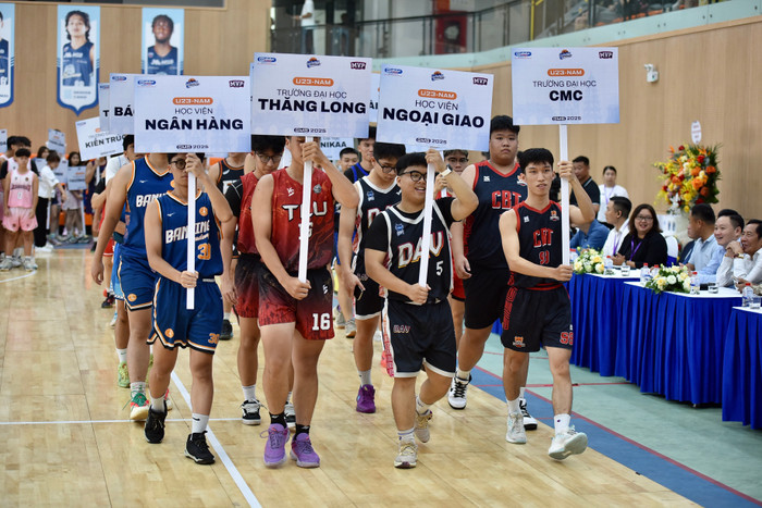 Đại diện một số đội b&oacute;ng rổ diễu h&agrave;nh trong lễ khai mạc