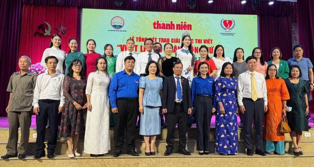 Đồng chí Nguyễn Phạm Duy Trang - Bí thư Trung ương Đoàn, chủ tịch Hội đồng Đội Trung ương chụp ảnh lưu niệm tại trao giải cuộc thi viết Vượt lên số phận lần thứ VII năm 2024 do Tạp chí Thanh niên tổ chức Đồng chí Nguyễn Phạm Duy Trang - Bí thư Trung ương Đoàn, chủ tịch Hội đồng Đội Trung ương chụp ảnh lưu niệm tại trao giải cuộc thi viết Vượt lên số phận lần thứ VII năm 2024 do Tạp chí Thanh niên tổ chức