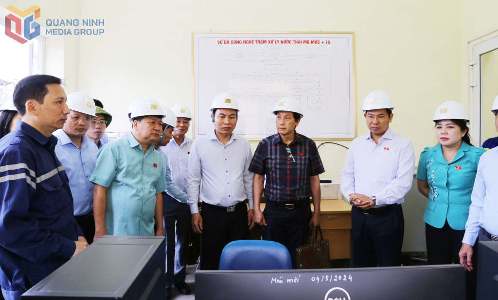 Đoàn giám sát kiểm tra thực tế hệ thống giám sát xử lý nước thải tại Công ty Than Hà Lầm.