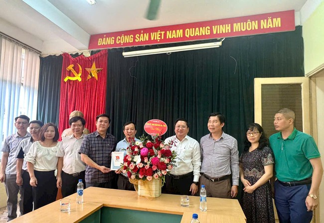 Lãnh đạo Học viện Thanh thiếu niên Việt Nam chúc mừng Tạp chí Thanh niên Lãnh đạo Học viện Thanh thiếu niên Việt Nam chúc mừng Tạp chí Thanh niên