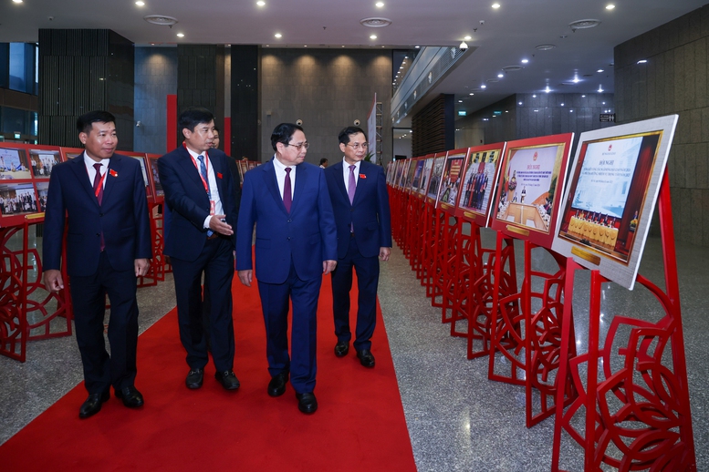 Thủ tướng tham quan Triển lãm ảnh về ngành Ngoại giao - Ảnh: VGP/Nhật Bắc