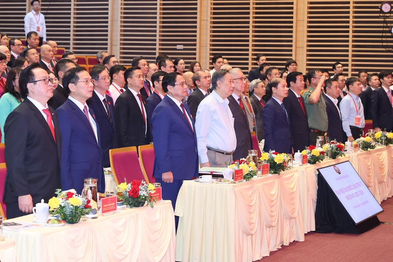 Thủ tướng Chính phủ cùng các đại biểu dự Đại hội đại biểu Đảng bộ Bộ Ngoại giao lần thứ I nhiệm kỳ 2025-2030 - Ảnh: VGP/Nhật Bắc