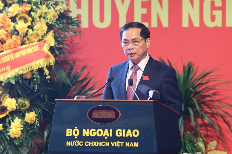 Đồng chí Bùi Thanh Sơn, Ủy viên Trung ương Đảng, Bí thư Đảng ủy Bộ Ngoại giao, Phó Thủ tướng Chính phủ, Bộ trưởng Bộ Ngoại giao phát biểu tại Đại hội - Ảnh: VGP/Nhật Bắc