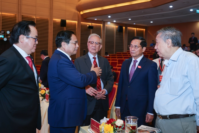 Thủ tướng trao đổi với các đại biểu tại Đại hội - Ảnh: VGP/Nhật Bắc