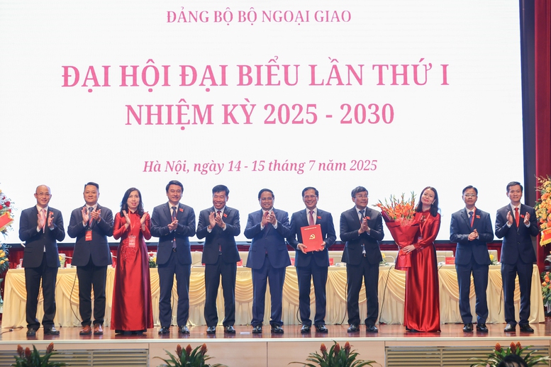 Thủ tướng trao quyết định và chụp ảnh chung với Ban Thường vụ Đảng bộ Bộ Ngoại giao - Ảnh: VGP/Nhật Bắc