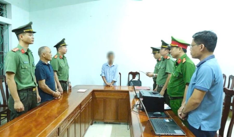 Tống đạt quyết định khởi tố bị can Phạm Viết Công. Tống đạt quyết định khởi tố bị can Phạm Viết Công.
