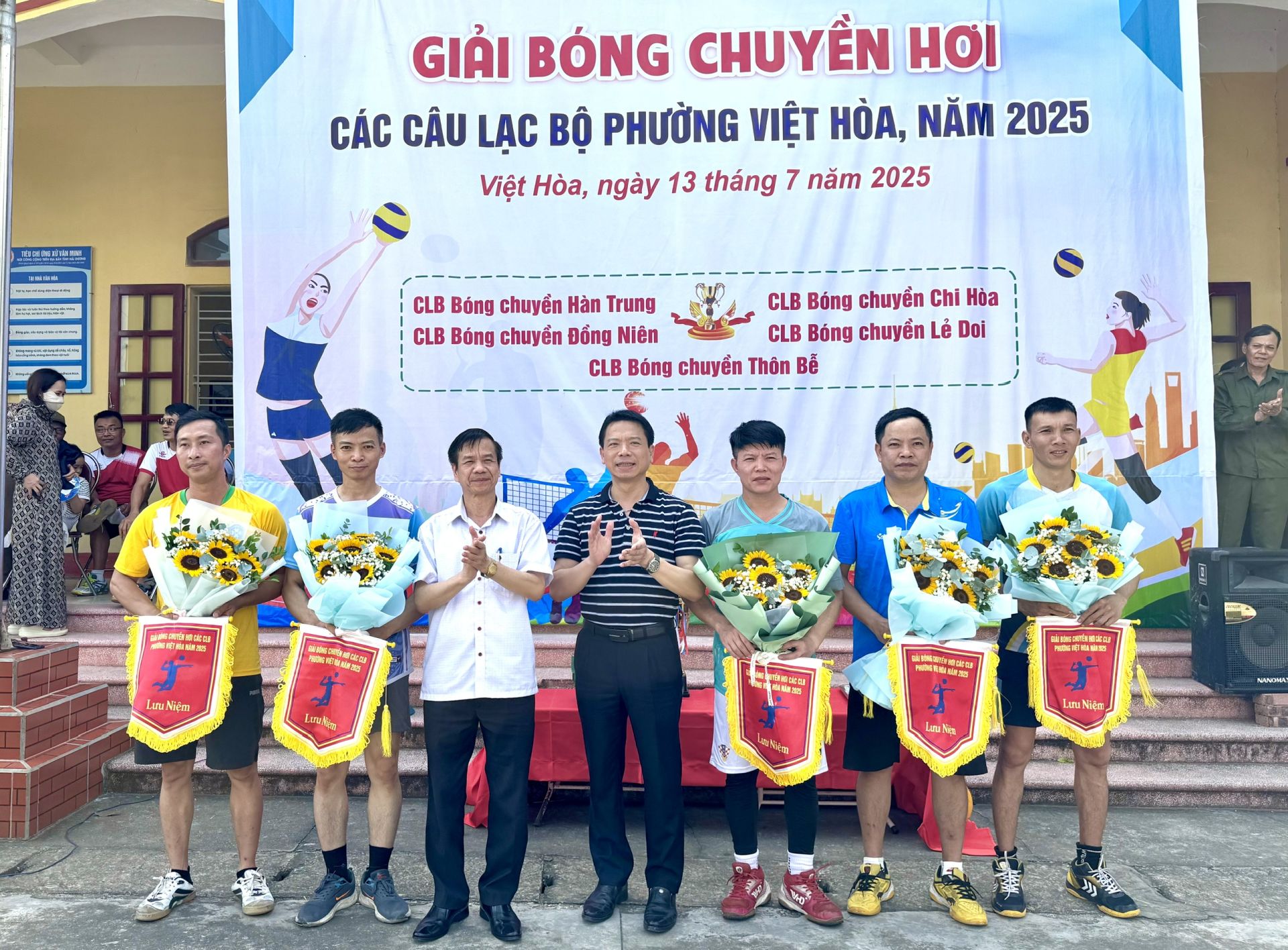 L&atilde;nh đạo phường Việt H&ograve;a tặng cờ lưu niệm cho đại diện c&aacute;c C&acirc;u lạc bộ tham gia Giải b&oacute;ng chuyền hơi.