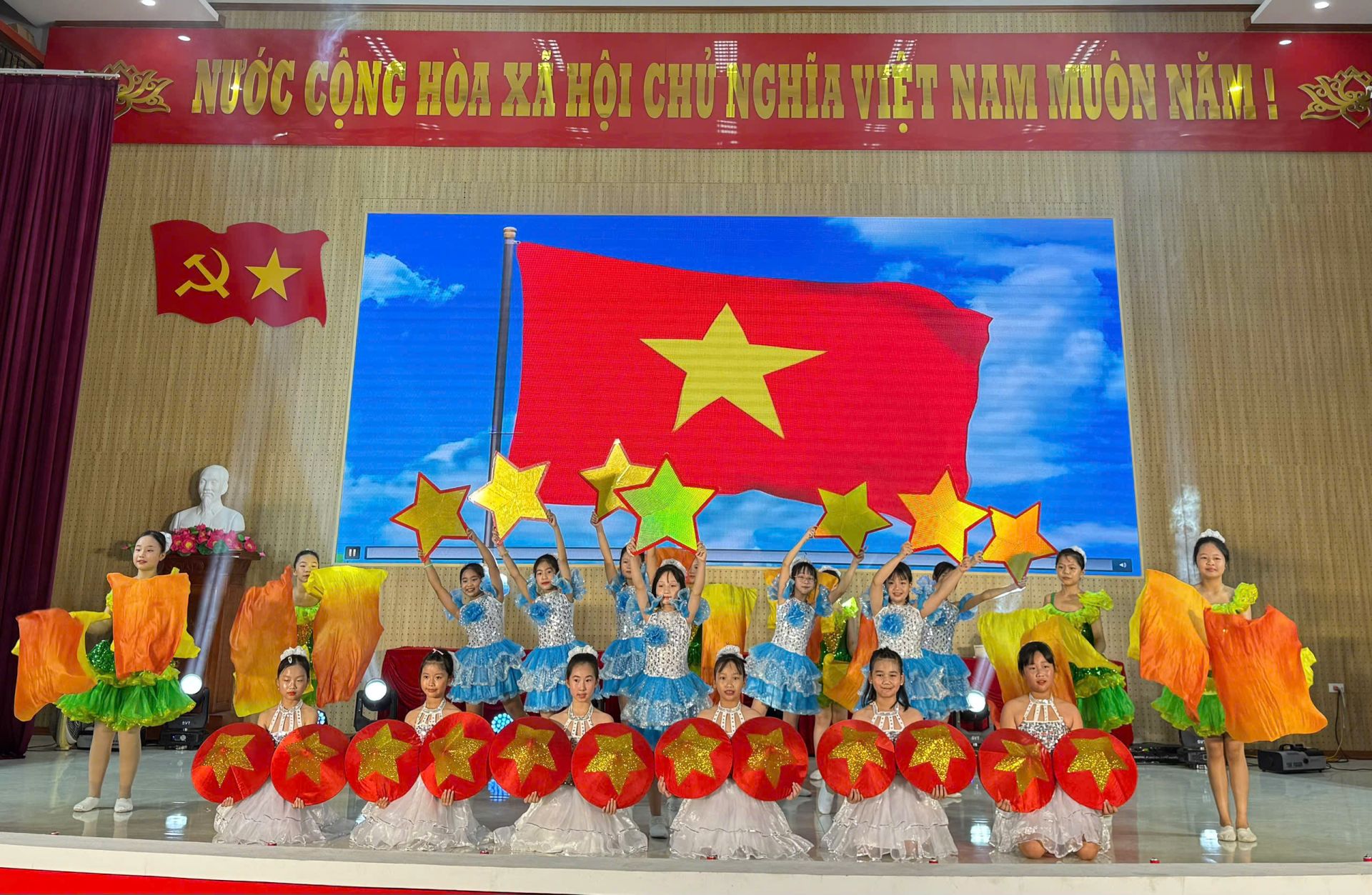 Chương tr&igrave;nh giao lưu văn nghệ với c&aacute;c tiết mục ca ngợi Đảng, mừng đất nước đổi mới, qu&ecirc; hương ph&aacute;t triển&hellip;