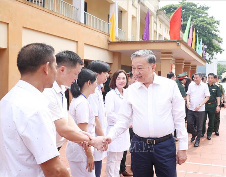 Tổng Bí thư Tô Lâm với các y bác sĩ, điều dưỡng Trung tâm Điều dưỡng thương binh Thuận Thành Tổng Bí thư Tô Lâm với các y bác sĩ, điều dưỡng Trung tâm Điều dưỡng thương binh Thuận Thành