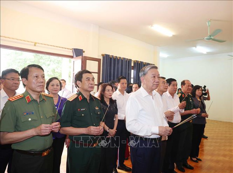 Tổng Bí thư Tô Lâm dâng hương tưởng niệm các Anh hùng liệt sĩ tại Trung tâm Điều dưỡng thương binh Thuận Thành Tổng Bí thư Tô Lâm dâng hương tưởng niệm các Anh hùng liệt sĩ tại Trung tâm Điều dưỡng thương binh Thuận Thành