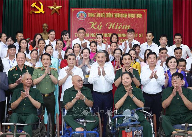 Tổng Bí thư Tô Lâm với thương bệnh binh và cán bộ, nhân viên Trung tâm Điều dưỡng thương binh Thuận Thành Tổng Bí thư Tô Lâm với thương bệnh binh và cán bộ, nhân viên Trung tâm Điều dưỡng thương binh Thuận Thành