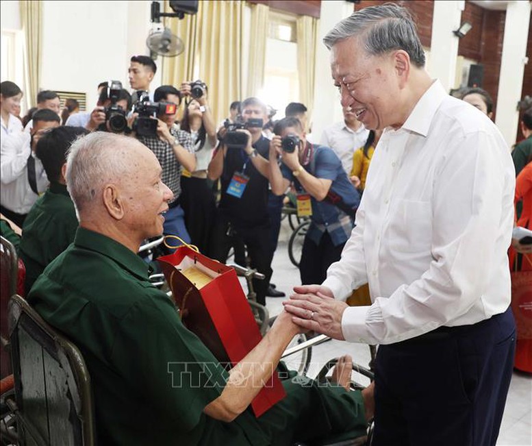 Tổng Bí thư Tô Lâm thăm hỏi và tặng quà cho thương bệnh binh Tổng Bí thư Tô Lâm thăm hỏi và tặng quà cho thương bệnh binh