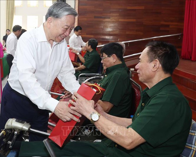 Tổng Bí thư Tô Lâm thăm hỏi và tặng quà cho thương bệnh binh Tổng Bí thư Tô Lâm thăm hỏi và tặng quà cho thương bệnh binh