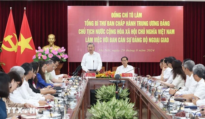 Tháng 8/2024, Tổng Bí thư, Chủ tịch nước Tô Lâm làm việc với Ban Cán sự đảng Bộ Ngoại giao về triển khai đường lối đối ngoại Đại hội lần thứ XIII của Đảng và phát triển ngành ngoại giao - Ảnh: TTXVN