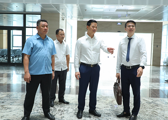 Chủ tịch UBND tỉnh Bắc Ninh Vương Quốc Tuấn (giữa) kiểm tra tòa nhà liên cơ quan, nơi có khoảng 1.000 cán bộ, công chức, viên chức, người lao động đang làm việc