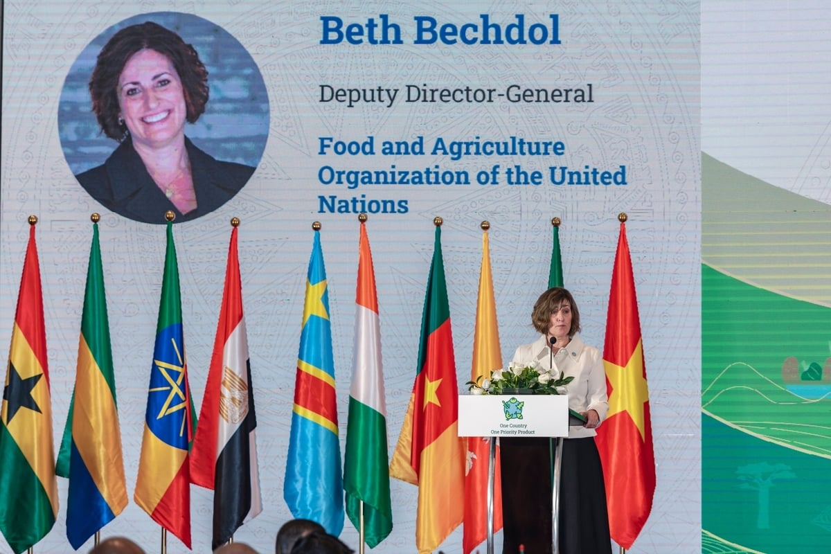 Bà Beth Bechdol - Phó Tổng Giám đốc FAO phát biểu về ý nghĩa sáng kiến OCOP tại diễn đàn. Ảnh: Trần Văn.
