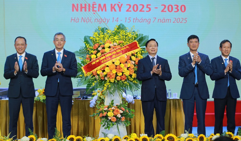 Phó Thủ tướng Trần Hồng Hà tặng hoa chúc mừng Đại hội Đảng bộ Tổng công ty Hàng không Việt Nam lần thứ VI, nhiệm kỳ 2025-2030 - Ảnh: VGP/Minh Khôi Phó Thủ tướng Trần Hồng Hà tặng hoa chúc mừng Đại hội Đảng bộ Tổng công ty Hàng không Việt Nam lần thứ VI, nhiệm kỳ 2025-2030 - Ảnh: VGP/Minh Khôi