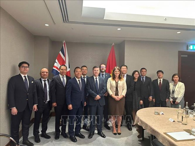 Thứ trưởng Nguyễn Hoàng Long và ngài Douglas Alexander, Quốc vụ khanh về Chính sách thương mại và An ninh kinh tế, Bộ Kinh doanh và Thương mại Vương quốc Anh cùng đại diện các bộ, ngành tại Khóa họp JETCO 14 - Ảnh: TTXVN Thứ trưởng Nguyễn Hoàng Long và ngài Douglas Alexander, Quốc vụ khanh về Chính sách thương mại và An ninh kinh tế, Bộ Kinh doanh và Thương mại Vương quốc Anh cùng đại diện các bộ, ngành tại Khóa họp JETCO 14 - Ảnh: TTXVN