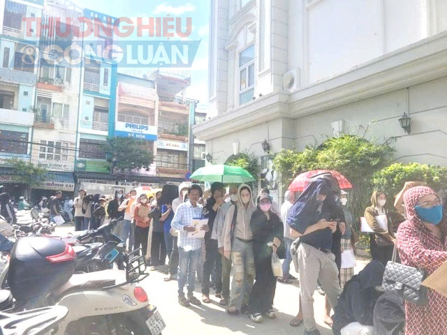 Phó Giám đốc Sở Xây dựng Lê Văn Tuấn ký cho biết, vì số lượng người dân liên hệ nộp hồ sơ còn nhiều nên chủ đầu tư dự án sẽ gia hạn thời gian tiếp nhận để đảm bảo quyền lợi của những người có nhu cầu. Phó Giám đốc Sở Xây dựng Lê Văn Tuấn ký cho biết, vì số lượng người dân liên hệ nộp hồ sơ còn nhiều nên chủ đầu tư dự án sẽ gia hạn thời gian tiếp nhận để đảm bảo quyền lợi của những người có nhu cầu.