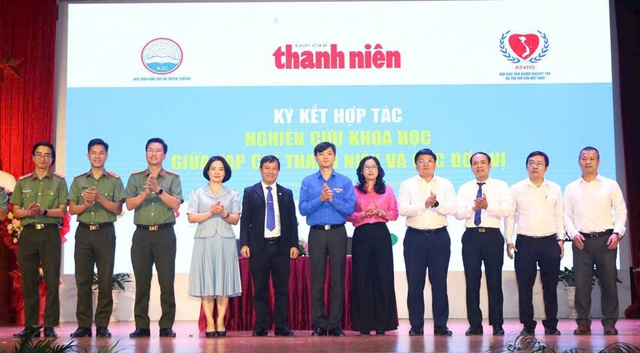 Đồng chí Nguyễn Minh Triết - Bí thư Trung ương Đoàn, chủ tịch Trung ương Hội sinh viên Việt Nam, Chủ tịch Hội đồng biên tập Tạp chí Thanh niên chứng kiến ký kết hợp tác giữa Tạp chí Thanh niên và các đơn vị Đồng chí Nguyễn Minh Triết - Bí thư Trung ương Đoàn, chủ tịch Trung ương Hội sinh viên Việt Nam, Chủ tịch Hội đồng biên tập Tạp chí Thanh niên chứng kiến ký kết hợp tác giữa Tạp chí Thanh niên và các đơn vị