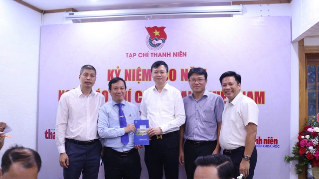 PGS. TS Nguyễn Văn Hiền - Bí thư Đảng ủy, Chủ tịch Hội đồng trường ĐHSP Hà Nội chúc mừng Tạp chí Thanh niên nhân dịp Kỷ niệm 100 năm ngày Báo chí cách mạng Việt Nam 21/6/2025 PGS. TS Nguyễn Văn Hiền - Bí thư Đảng ủy, Chủ tịch Hội đồng trường ĐHSP Hà Nội chúc mừng Tạp chí Thanh niên nhân dịp Kỷ niệm 100 năm ngày Báo chí cách mạng Việt Nam 21/6/2025