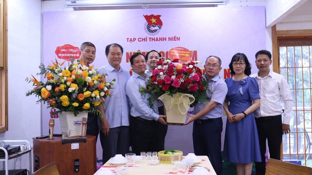 TS Nguyễn Văn Hay - Phó bí thư thường trực Đảng ủy Ban Tuyên giáo và Dân vận Trung ương tặng hoa chúc mừng Tạp chí Thanh niên nhân dịp Kỷ niệm 100 năm ngày Báo chí cách mạng Việt Nam 21/6/2025 TS Nguyễn Văn Hay - Phó bí thư thường trực Đảng ủy Ban Tuyên giáo và Dân vận Trung ương tặng hoa chúc mừng Tạp chí Thanh niên nhân dịp Kỷ niệm 100 năm ngày Báo chí cách mạng Việt Nam 21/6/2025