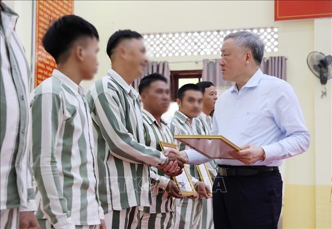 Phó thủ tướng Thường trực Chính phủ Nguyễn Hòa Bình trao Giấy chứng nhận đặc xá cho những người được đặc xá ở Trại giam A2. (Ảnh: TTXVN) Phó thủ tướng Thường trực Chính phủ Nguyễn Hòa Bình trao Giấy chứng nhận đặc xá cho những người được đặc xá ở Trại giam A2. (Ảnh: TTXVN)