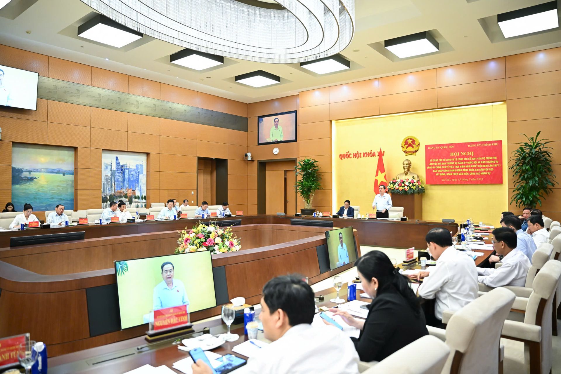 Vừa thực hiện sắp xếp lại giang sơn vừa đề ra các giải pháp để thúc đẩy tăng trưởng