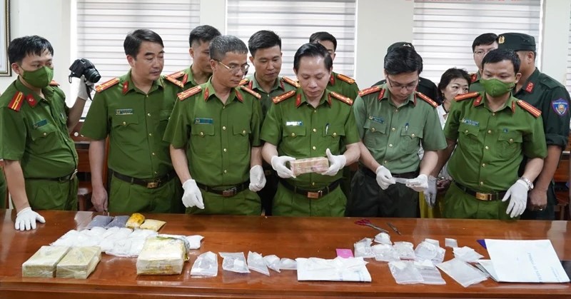 Lãnh đạo Công an tỉnh và Ban Chuyên án kiểm tra số tang vật thu giữ trong chuyên án Lãnh đạo Công an tỉnh và Ban Chuyên án kiểm tra số tang vật thu giữ trong chuyên án