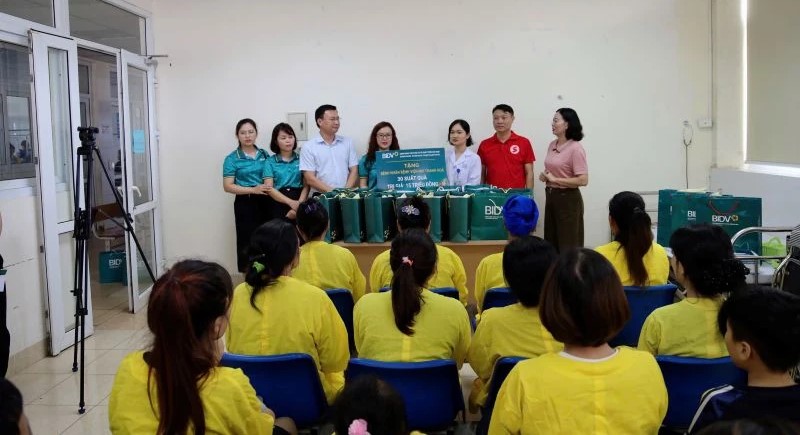 Đại diện lãnh đạo các chi nhánh Ngân hàng Đầu tư và Phát triển Việt Nam tại Thanh Hóa và Hội Chữ thập đỏ tỉnh trao biển hỗ trợ cho khoa Máu Thận. Đại diện lãnh đạo các chi nhánh Ngân hàng Đầu tư và Phát triển Việt Nam tại Thanh Hóa và Hội Chữ thập đỏ tỉnh trao biển hỗ trợ cho khoa Máu Thận.