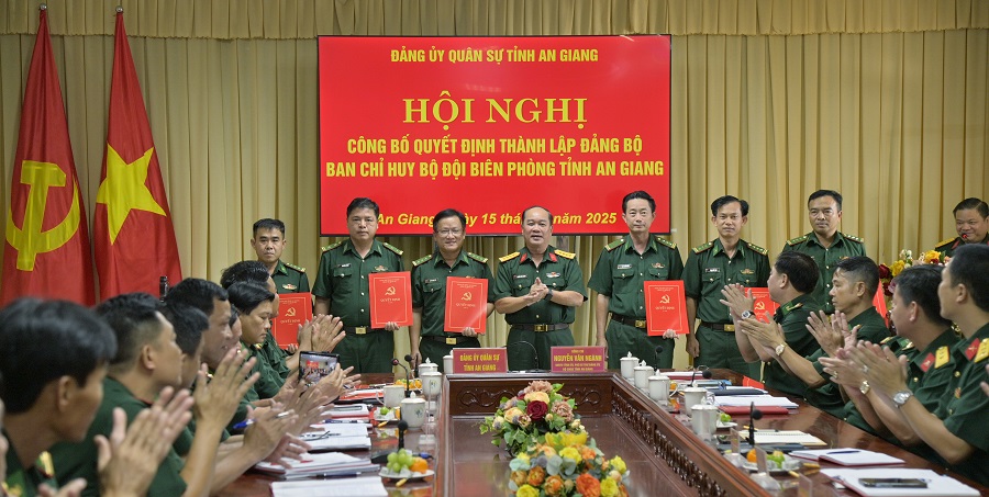 Đại tá Nguyễn Văn Ngành trao quyết định chỉ định Ban Chấp hành Đảng bộ Ban Chỉ huy Bộ đội Biên phòng tỉnh An Giang.