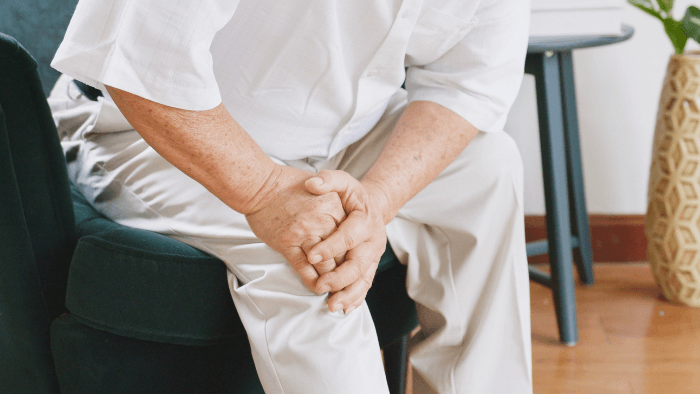 Đau nhức khớp khi vận động là dấu hiệu thoái hóa thường gặp, đặc biệt ở khớp gối và cột sống