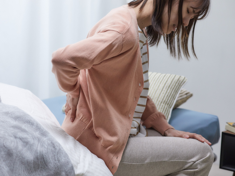 Đau thắt lưng lan xuống hông là triệu chứng thường gặp khi bị thoát vị đĩa đệm L5 S1