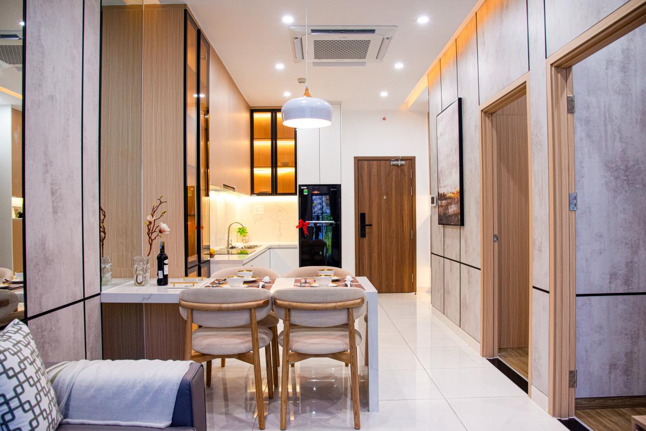 Căn hộ mẫu Cielo - Không gian ấm áp giữa phòng khách và phòng bếp. Ảnh: Seaholdings Căn hộ mẫu Cielo - Không gian ấm áp giữa phòng khách và phòng bếp. Ảnh: Seaholdings