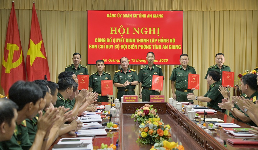 Đại tá Nguyễn Văn Ngành trao quyết định chỉ định Uỷ ban Kiểm tra Đảng ủy Ban Chỉ huy Bộ đội Biên phòng tỉnh An Giang.