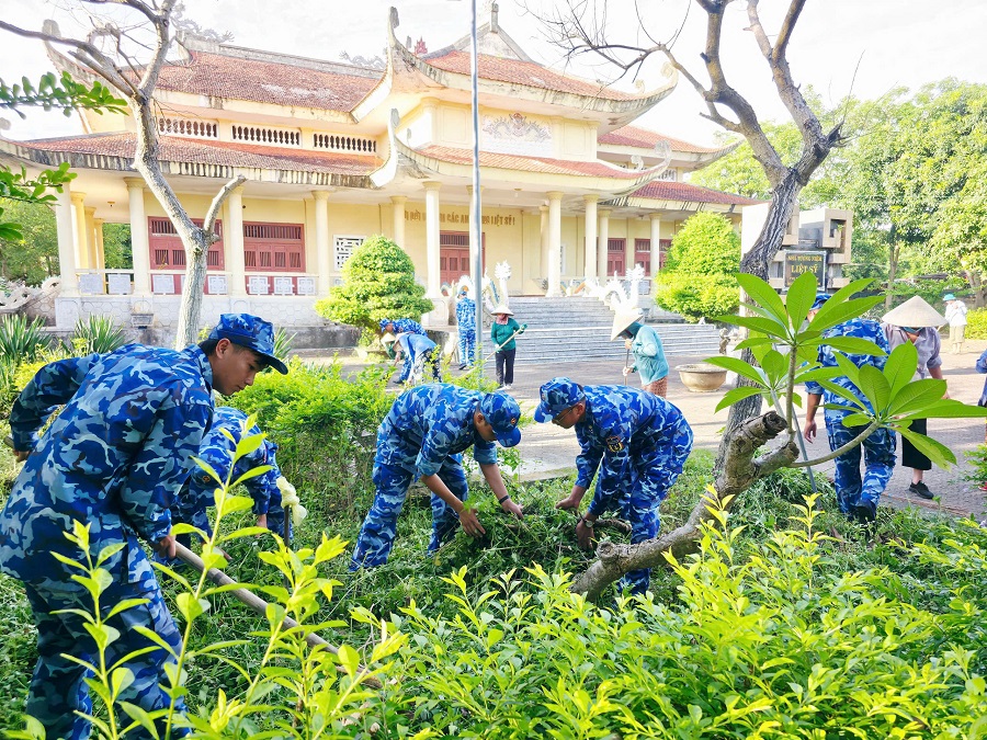 Tuổi trẻ Hải đội 102 cùng các lực lượng lao động chỉnh trang các khu vực Đài tưởng niệm anh hùng, liệt sĩ Tuổi trẻ Hải đội 102 cùng các lực lượng lao động chỉnh trang các khu vực Đài tưởng niệm anh hùng, liệt sĩ