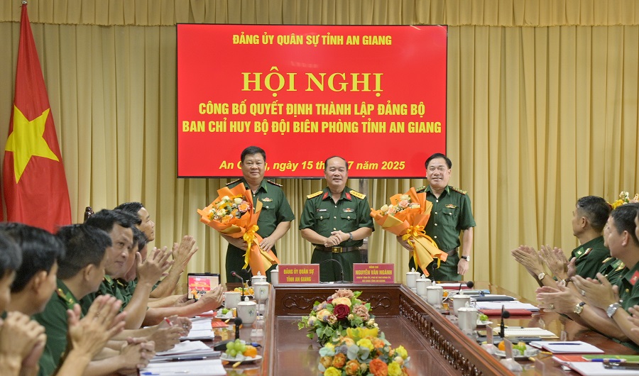 Đại tá Nguyễn Văn Ngành tặng hoa chúc mừng.