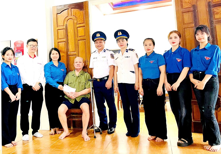 Phối hợp Đoàn xã Tiên Điền tặng quà gia đình chính sách trên địa bàn Phối hợp Đoàn xã Tiên Điền tặng quà gia đình chính sách trên địa bàn