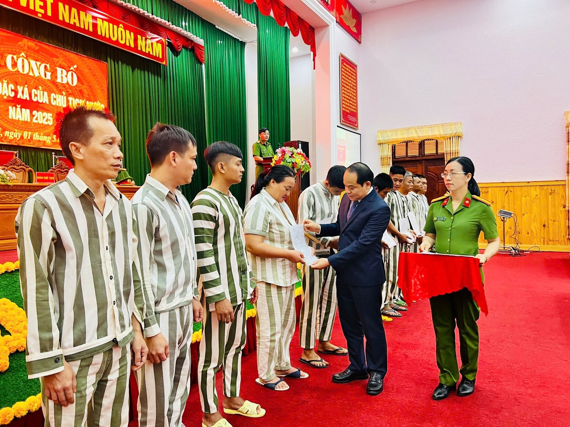 Phó Chánh án TANDTC Nguyễn Quốc Đoàn trao các quyết định đặc xá (đợt 1) năm 2025 của Chủ tịch nước tại Trại giam Xuân Lộc Phó Chánh án TANDTC Nguyễn Quốc Đoàn trao các quyết định đặc xá (đợt 1) năm 2025 của Chủ tịch nước tại Trại giam Xuân Lộc