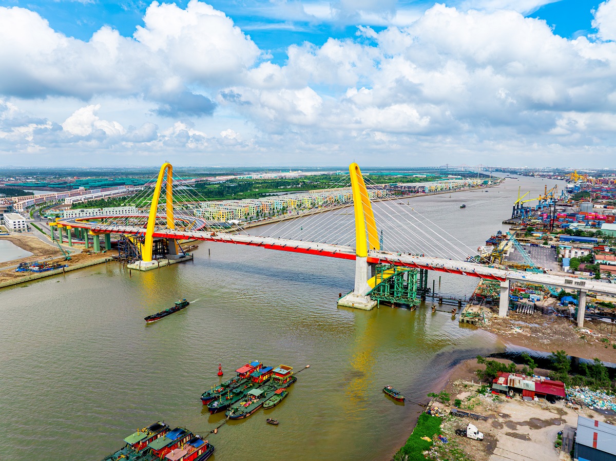 Cầu Hoàng Gia đóng vai trò kết nối nội đô lịch sử và cực phát triển mới bên kia sông Cấm Cầu Hoàng Gia đóng vai trò kết nối nội đô lịch sử và cực phát triển mới bên kia sông Cấm