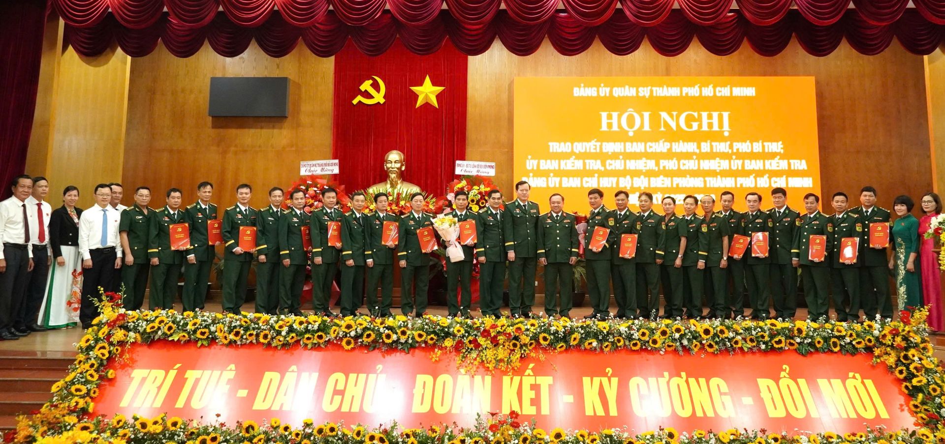 Trao quyết định Ban Chấp hành Đảng bộ Ban Chỉ huy Bộ đội Biên phòng TP. HCM nhiệm kỳ 2025–2030.