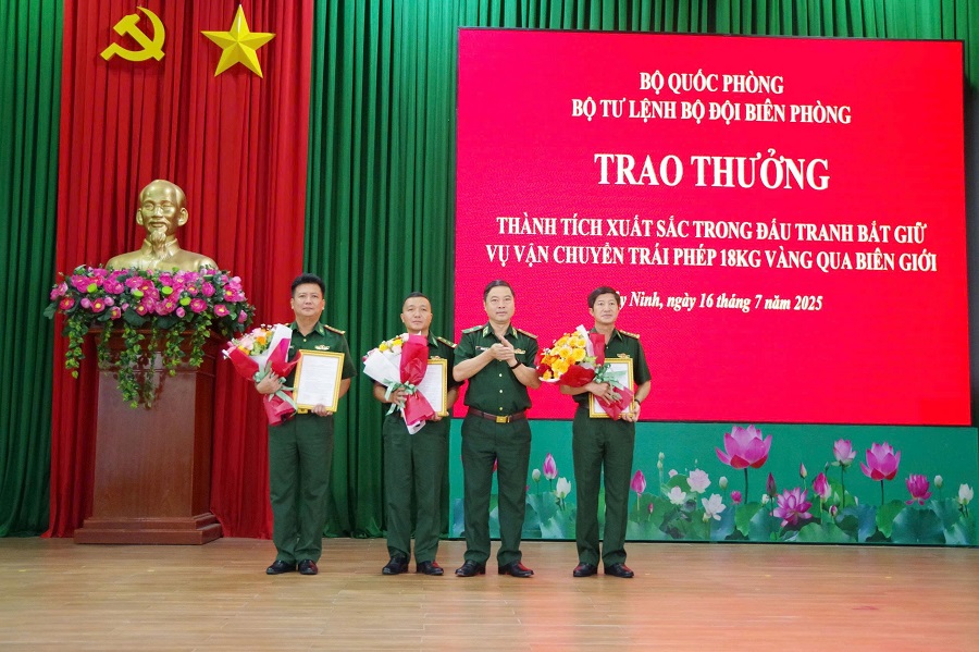 Thiếu tướng Trần Ngọc Hữu, Phó Tư Lệnh Bộ đội Biên phòng Việt Nam trao khen thưởng của Ban Chỉ đạo 1389 Bộ Quốc phòng cho các tập thể.