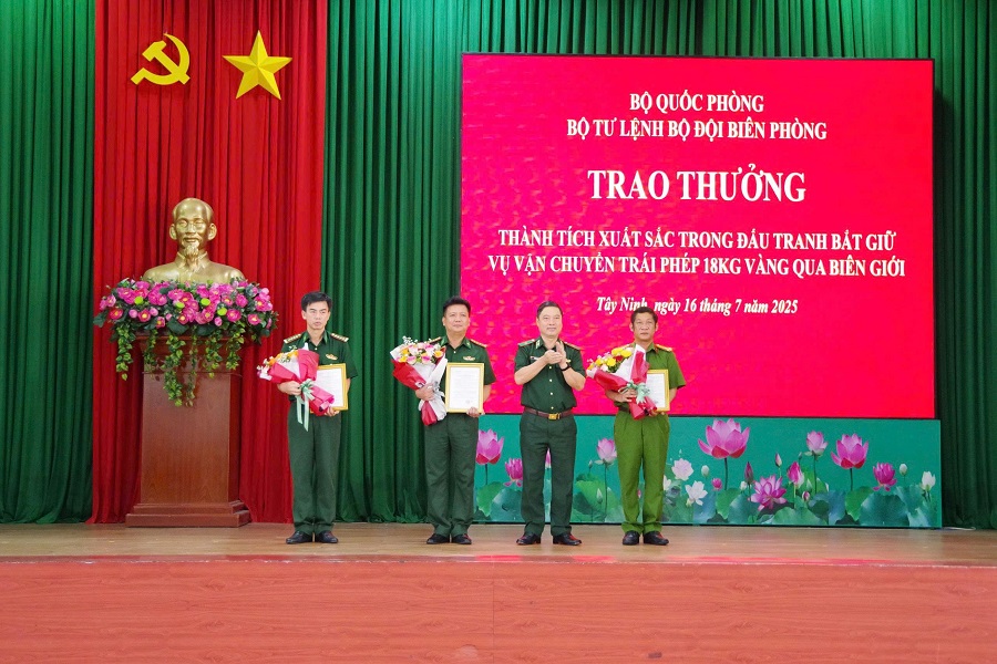 Trao thưởng thành tích trong đấu tranh bắt giữ vụ vận chuyển trái phép 18kg vàng qua biên giới Tây Ninh