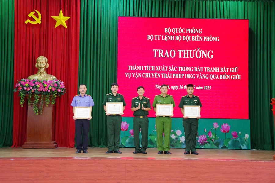 Đại tá Dương Văn Dược, Phó Chính ủy Bộ Chỉ huy Quân sự tỉnh, kiêm Chính ủy Ban Chỉ huy BĐBP trao thưởng cho các cá nhân
