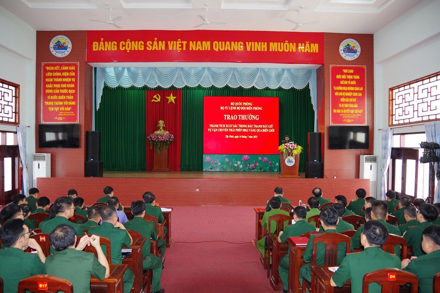 Quang cảnh buổi trao thưởng