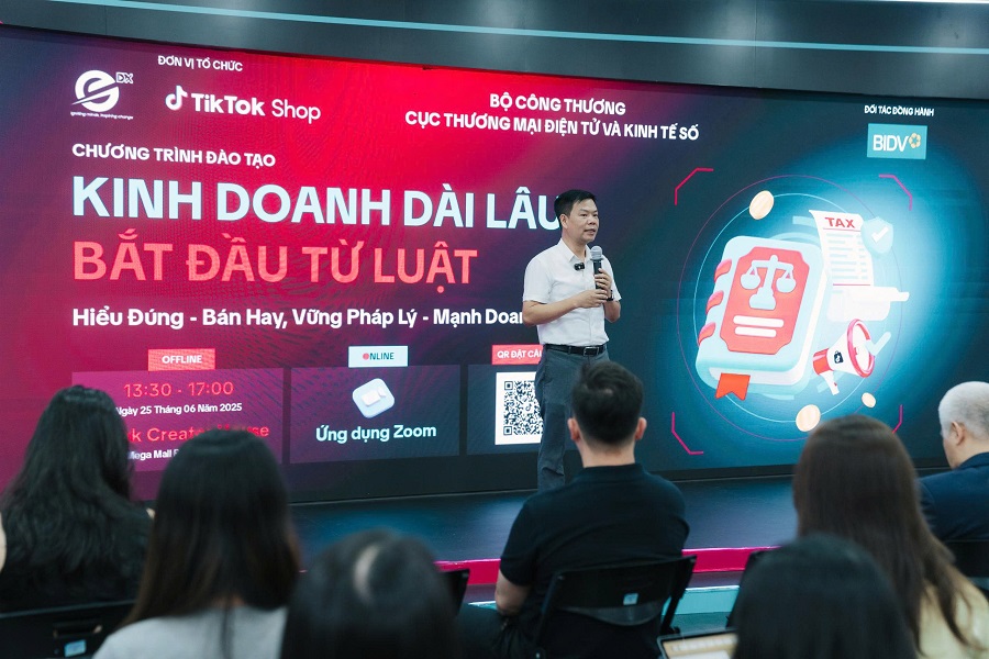 Ông Nguyễn Hữu Tuấn, Giám đốc Trung tâm Phát triển Thương mại điện tử và Công nghệ số (eComDX), Cục Thương mại điện tử và Kinh tế số (Bộ Công Thương) tại chương trình đào tạo với chủ đề “Kinh doanh dài lâu - Bắt đầu từ luật” Ông Nguyễn Hữu Tuấn, Giám đốc Trung tâm Phát triển Thương mại điện tử và Công nghệ số (eComDX), Cục Thương mại điện tử và Kinh tế số (Bộ Công Thương) tại chương trình đào tạo với chủ đề “Kinh doanh dài lâu - Bắt đầu từ luật”