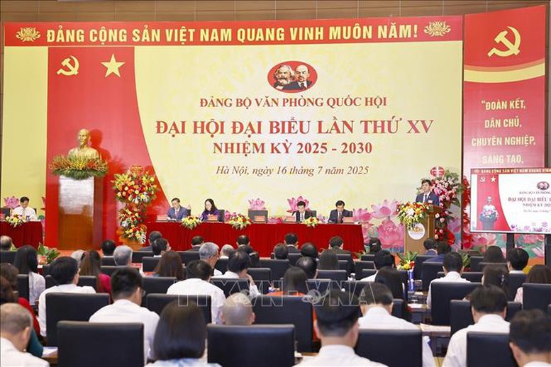 Chủ tịch Quốc hội Trần Thanh Mẫn trao Quyết định chỉ định Ban Chấp hành, Ban Thường Vụ Bí thư, Phó Bí thư, Ủy ban Kiểm tra Đảng bộ Văn phòng Quốc hội khóa XV, nhiệm kỳ 2025 -2030 - Ảnh: TTXVN