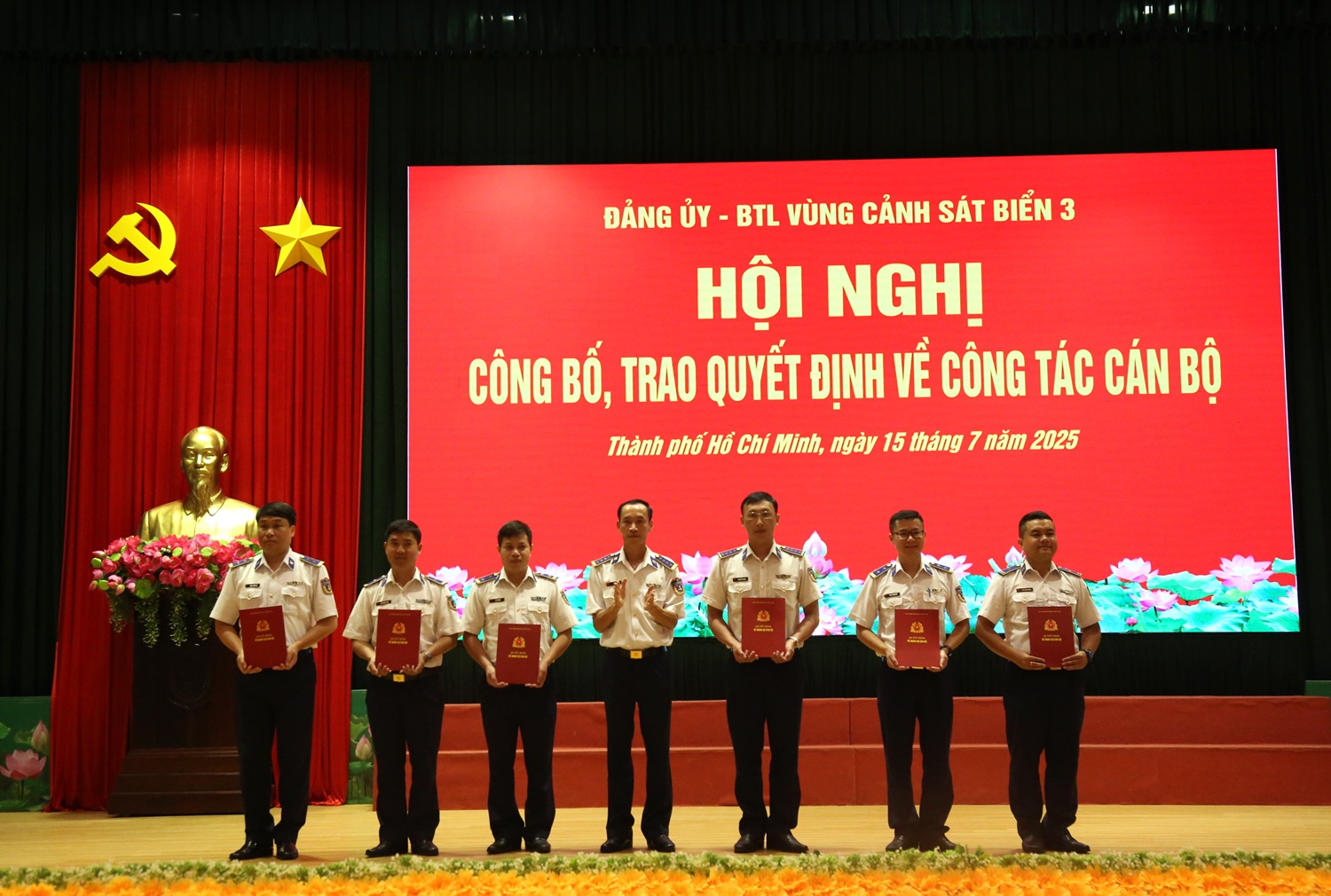 Đại tá Lê Văn Tú, Chính ủy BTL Vùng CSB 3,trao quyết định cho các đồng chí được trao quyết định bổ nhiệm cán bộ