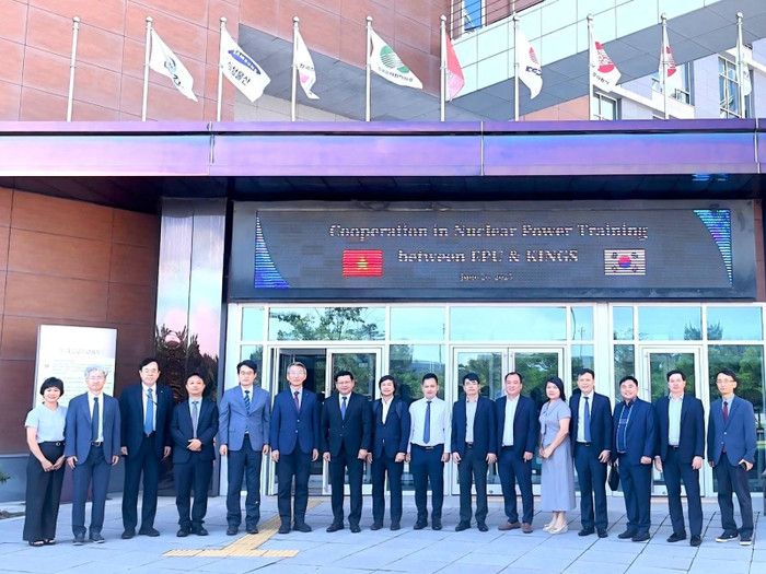 Các đại biểu Trường Đại học Điện lực và Trường Năng lượng Hạt nhân Quốc tế Kepco (KINGS) chụp ảnh lưu niệm Các đại biểu Trường Đại học Điện lực và Trường Năng lượng Hạt nhân Quốc tế Kepco (KINGS) chụp ảnh lưu niệm