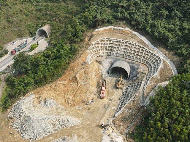 Hầm Đèo Ngang xuyên núi Hoành Sơn chính thức được khoan thông, nối Hà Tĩnh với Quảng Trị
